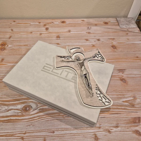 Crocifisso in legno design moderno con Cristo argentato – Elite